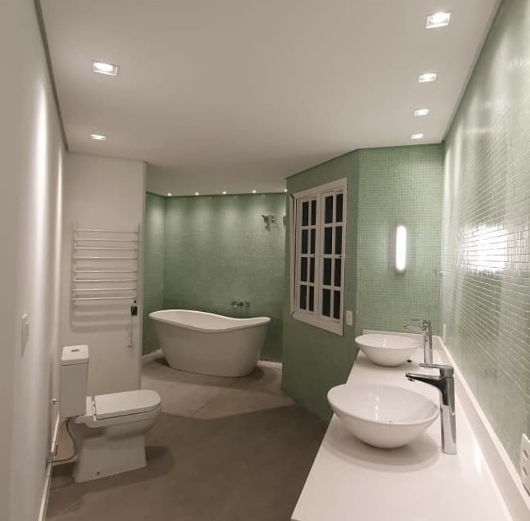 Bancada de banheiro em porcelanato com duas cubas de apoio