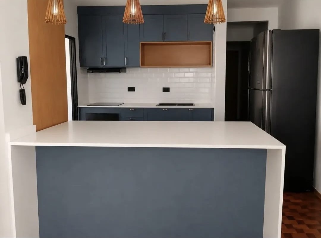 Bancada de cozinha em porcelanato branco com península