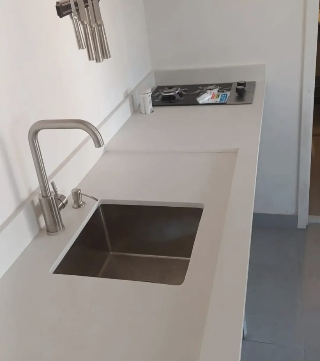 Bancada de cozinha em quartzo branco com cuba inox embutida
