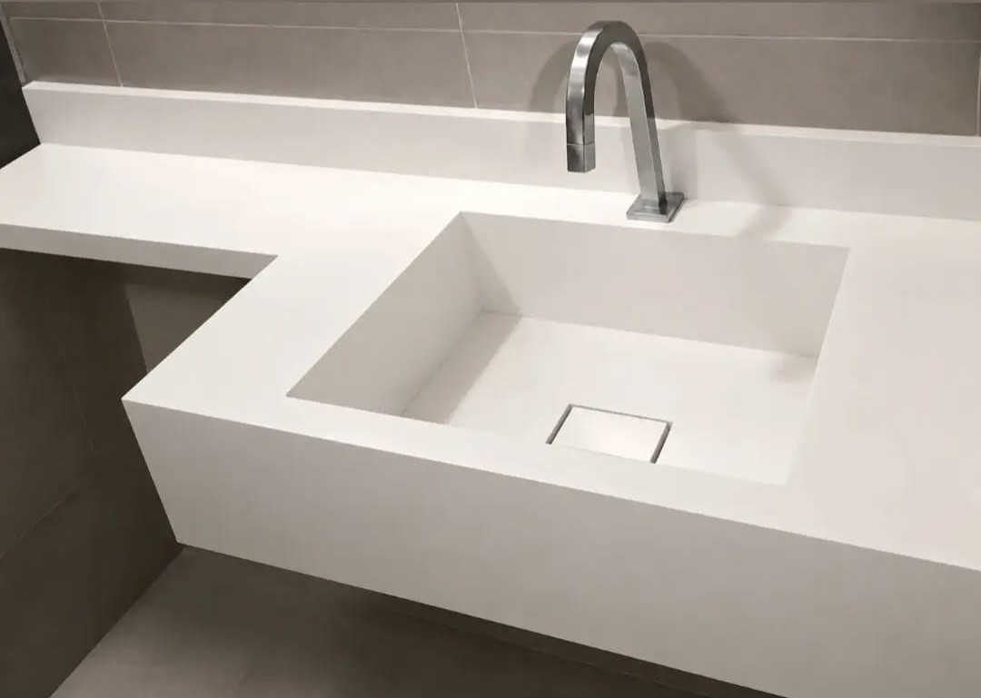 Bancada de banheiro em porcelanato branco com cuba esculpida
