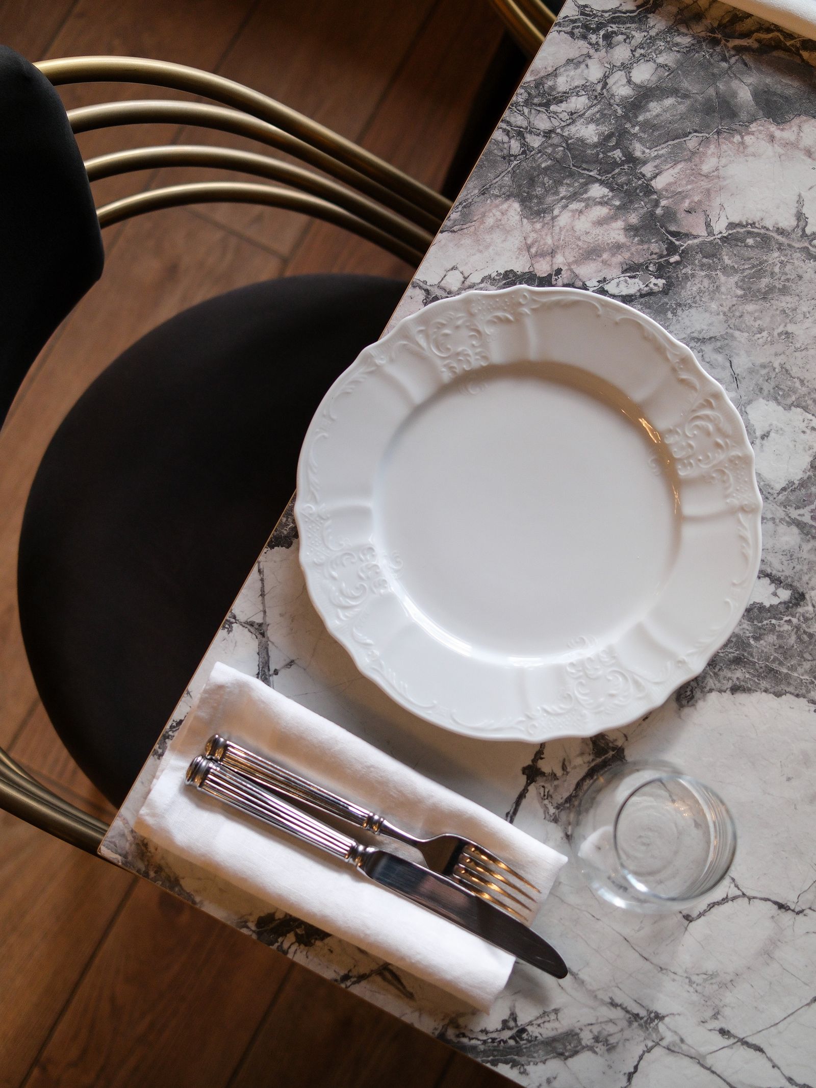 Mesa de jantar com tampo em mármore e louça branca